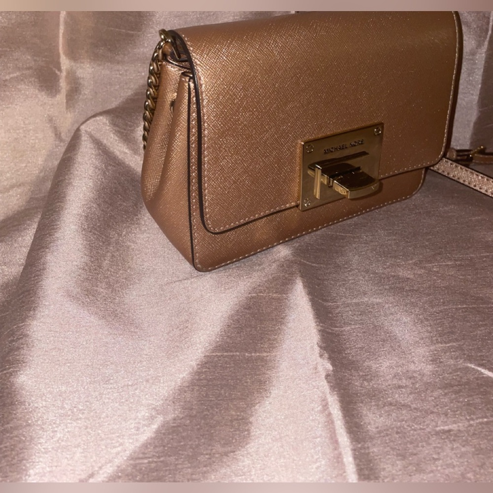I’m selling a Michael Kors purse